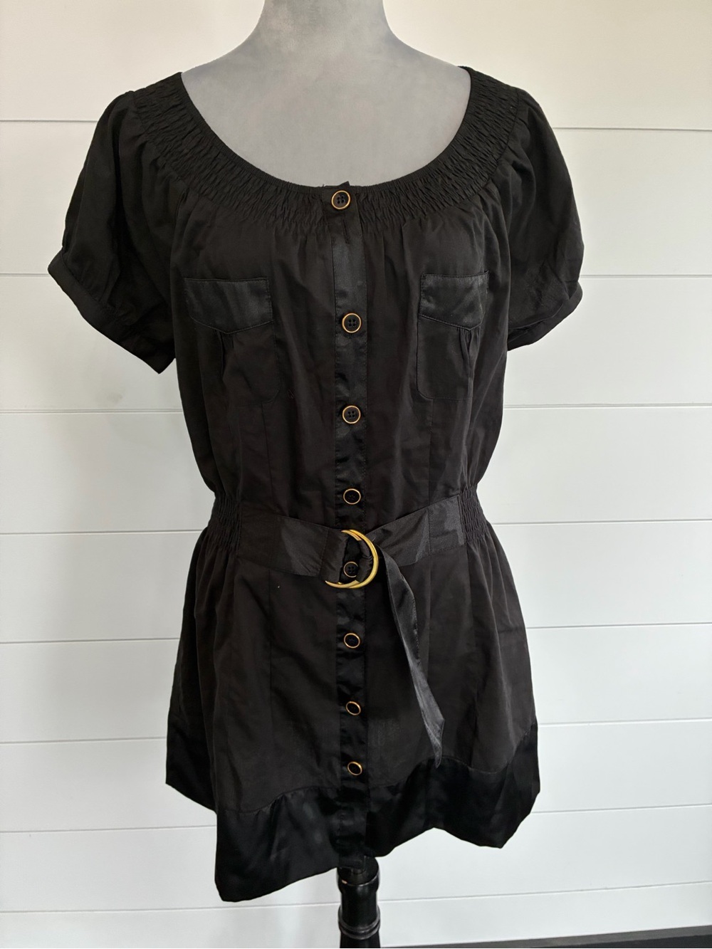 black button down tunic with belt. Gold detail on buttons and belt. Sz 1X
